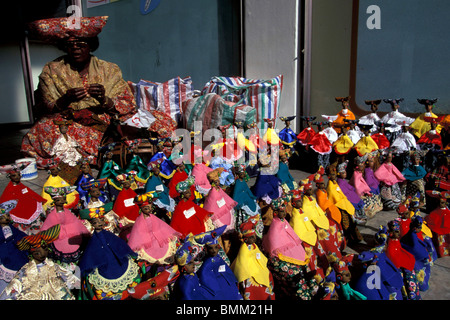 Afrika, Namibia, Windhoek. Herero Puppen zum Verkauf auf Independence Avenue Stockfoto