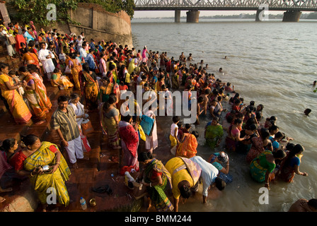 Massen von Menschen vor einem Kali-Tempel nehmen ein rituelles Bad. Calcutta. Indien. Stockfoto