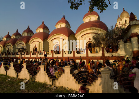 Massen von Menschen vor Kali Tempel. Calcutta. Indien. Stockfoto