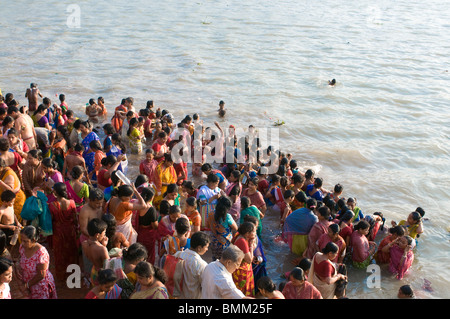 Massen von Menschen vor einem Kali-Tempel nehmen ein rituelles Bad. Calcutta. Indien. Stockfoto