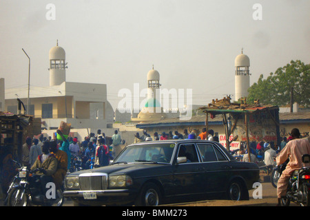 Nigeria, Kano, Fußgänger, Autos und Motorräder im Verkehr und Verschmutzung einer afrikanischen Stadt Stockfoto