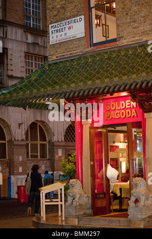 London, Großbritannien, Chinatown, Nahaufnahme, Chinesisches Restaurant, Ladenfront, Tür, chinesische Architektur, 'Goldene Pagode » Lichter vor dem Restaurantabend Stockfoto