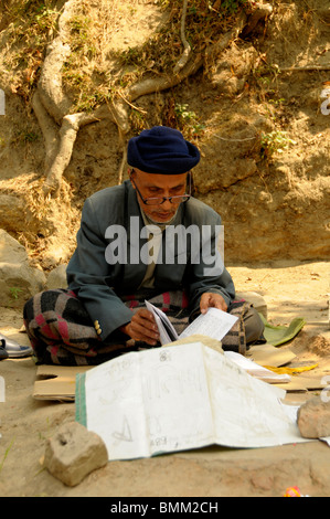 Hindu Anhänger und Fortune Teller am Heiligen Bagmati-Fluss, Pashupatinath Tempel, Kathmandu, nepal Stockfoto