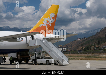 Flugzeug am Flughafen Paro, Bhutan, Asien Stockfoto