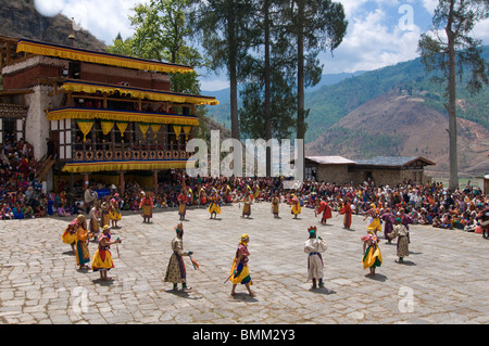 Religiöse Feier mit Mann Besucher und Tänzen. Paro Tsechu. Bhutan. Asien. Stockfoto