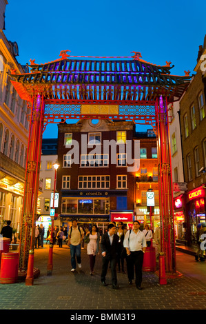 London, Großbritannien, Chinatown, Straßenszenen, chinesische Touristen, nächtliche Spaziergänge, unter Archway, britische Geschäftsleute, Straßenszene Stockfoto
