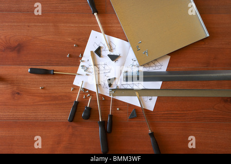 Werkzeuge-Anweisungen und Teile für Metall flach DIY-Pack selbst Montage Möbel auf einem Holzboden Laminat ausgelegt Stockfoto