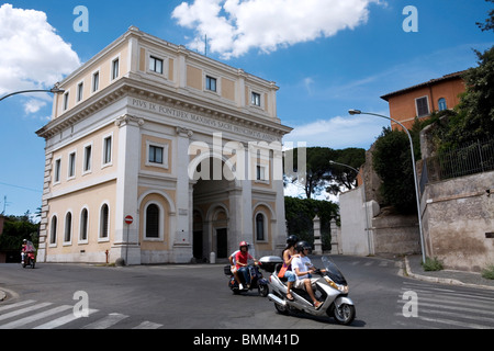 Ein Roller vergeht vor Porta San Pancrazio in Monte Gianicolo, Rom, Italien Stockfoto