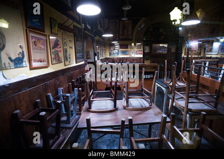 Nachtleben in Trastevere, Stühle auf die Tische des Restaurants zum Stichtagskurs Stunde, Rom, Italien Stockfoto