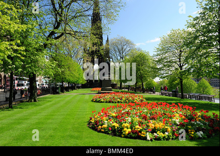 Frühlingsblumen in den Princes Street Gardens mit Scott Monument im Hintergrund, Edinburgh, Schottland Stockfoto
