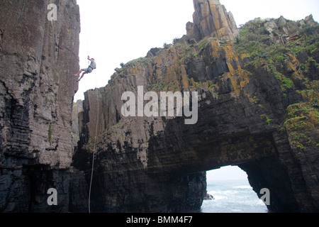 Coffee Bay, Transkye, Wild Coast, Südafrika. Gehen für ein Bad und eine Klippe Tauchen durch Baby Loch im Felsen. Stockfoto