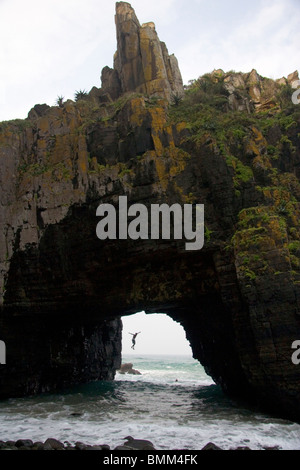 Coffee Bay, Transkye, Wild Coast, Südafrika. Gehen für ein Bad und eine Klippe Tauchen durch Baby Loch im Felsen. Stockfoto