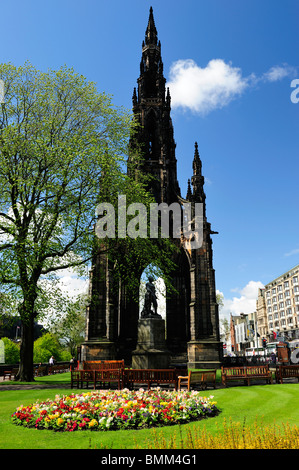 Frühlingsblumen in den Princes Street Gardens mit dem Scott Monument im Hintergrund, Edinburgh, Schottland Stockfoto