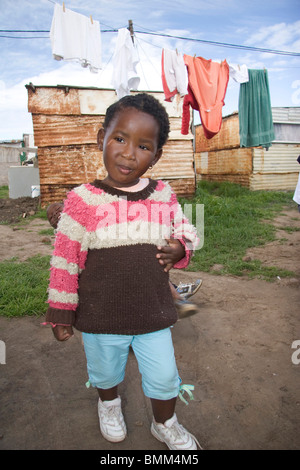 Jeffreys Bay, Südafrika. Die Kinder zeigen einige Besucher rund um ihre Gemeinde. Stockfoto