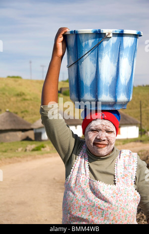 Transkye in Südafrika. Beispiele der traditionellen afrikanischen Kultur wie Frauen tragen schwerer Gegenstände auf dem Kopf. Stockfoto