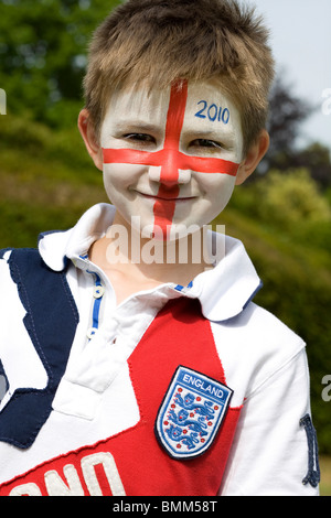 männliche junge mit Gesicht malte England Flagge Stockfoto