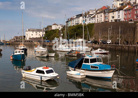 Großbritannien, England, Devon, Brixham, Freizeit- und kommerziellen Fischerboote vertäut im Hafen Stockfoto