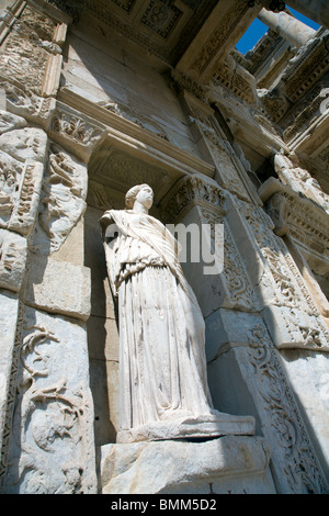 Eine Statue in der alten Bibliothek des Celsus in Ephesus Stockfoto