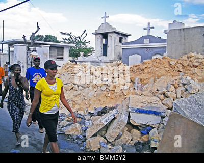 Eine Frau geht vorbei an Port au Prince Friedhof nach dem Erdbeben in Haiti Stockfoto