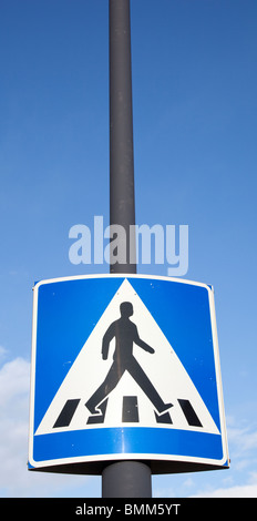Finnische Verkehrszeichen für Fußgängerüberweg , Finnland Stockfoto