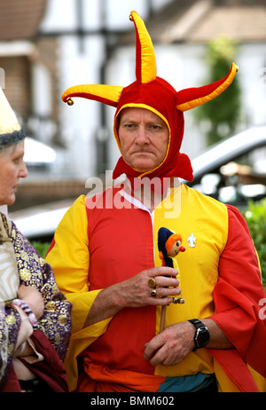 Mitglied der freien Gesellschaft Re-Enactment Society in Brighton und Hove in mittelalterlichen Kostümen gekleidet Stockfoto