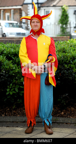 Mitglied der freien Gesellschaft Re-Enactment Society in Brighton und Hove in mittelalterlichen Kostümen gekleidet Stockfoto