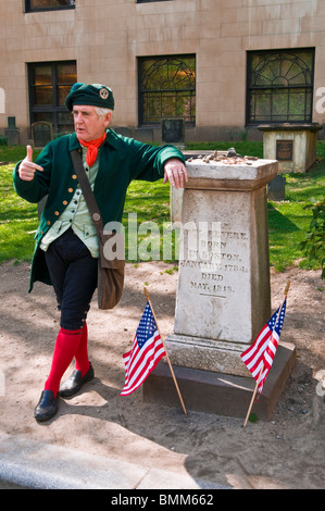 Dozent in historischen Kostümen an Revere Grab im Granary Burial Ground, Freedom Trail, Boston, Massachusetts Stockfoto