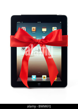 Apple iPad 3G Tablet mit einer roten Geschenk-Schleife gebunden um es isoliert auf weißem Hintergrund Stockfoto