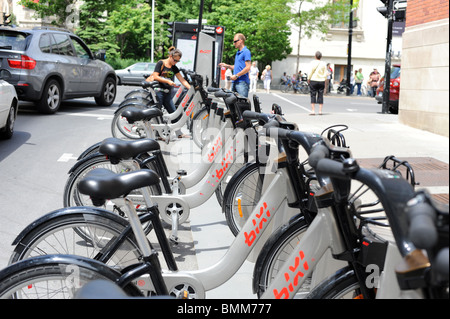 Eine Reihe von [Bixi Bike] gesperrt in ihren Halterungen in das öffentliche Fahrradverleih-System in Montreal. Stockfoto