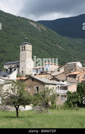 Biescas Kirche und Dorf mit Olivenbäumen im Vordergrund und Bergen im Hintergrund, Valle de Tena, aragonesischen Pyrenäen, Spanien Stockfoto