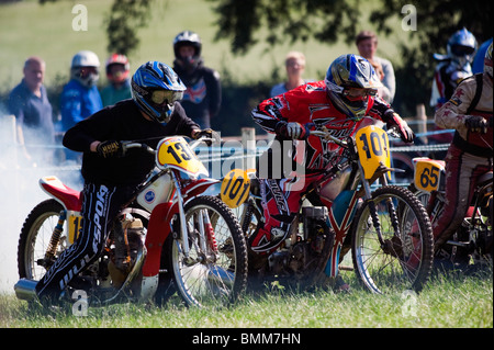 Ledbury MCC Grasstrack Rennen. Motorradrennen auf einer Strecke von Grass. Motorradfahrer am Start eines Rennens, UK. Stockfoto