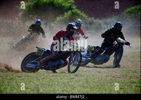 Ledbury MCC Grasstrack Rennen. Vier Motorräder Rennen über ein Feld. Grass Track 4 Motorräder mit Hochdruck daran während eines Rennens. Stockfoto