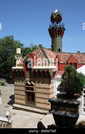 Geflieste Fassade und Turm von El Capricho, von Antoni Gaudi, Comillas, Kantabrien, Spanien Stockfoto