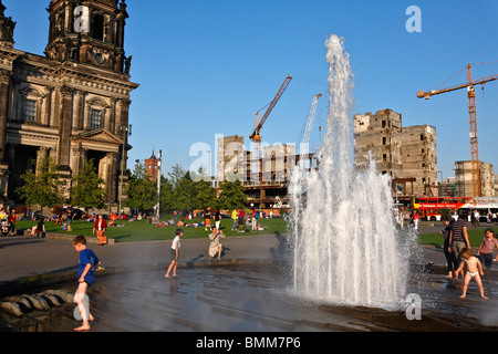 Brunnen am Lustgarten-Platz, Berlin, Deutschland Stockfoto