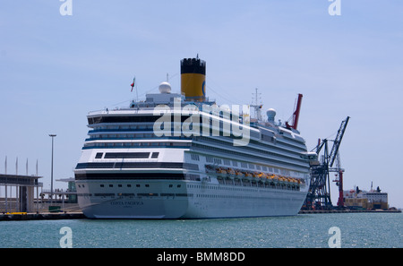 COSTA PACIFICA KREUZFAHRTSCHIFF IM HAFEN VON BARCELONA Stockfoto