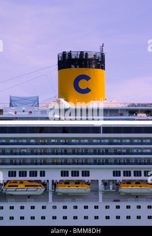 COSTA PACIFICA KREUZFAHRTSCHIFF IM HAFEN VON BARCELONA Stockfoto