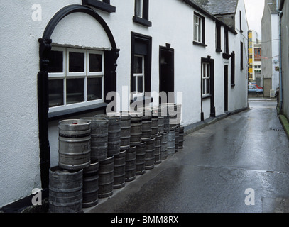 Haufen von Bierfässern vor Pub in Wexford Stadt Irland Stockfoto