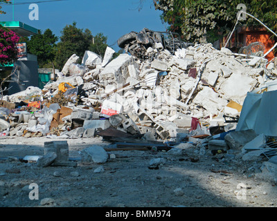 Schutt blockiert eine Straße im zentralen Port au Prince nach dem Erdbeben in Haiti Stockfoto