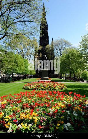 Frühlingsblumen in den Princes Street Gardens mit Scott Monument im Hintergrund, Edinburgh, Schottland Stockfoto