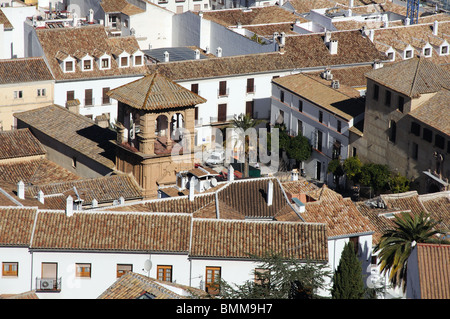 Blick über die Dächer der Stadt, die von der Plaza Guerrero Munoz, Antequera, Provinz Malaga, Andalusien, Südspanien, Westeuropa gesehen. Stockfoto