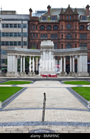 Kriegerdenkmal - Garden of Remembrance und Ehrenmal am Donegall Square West, neben dem Rathaus in Belfast, Nordirland. Stockfoto