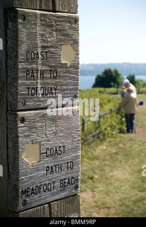 Küsten-Wanderweg nach Torbay und Meadfoot Beach, Torquay, Devon Stockfoto