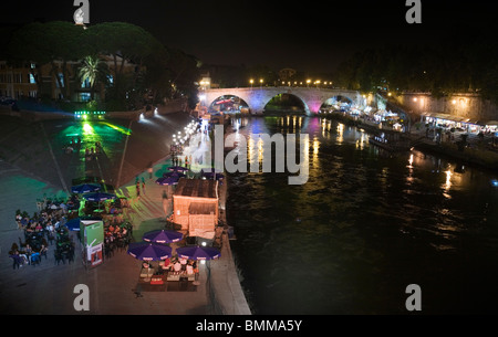 Die Tiberinsel (Isola del Tevere oder Isola Tiberina) in der Nacht mit Nachtleben, Rom, Italien Stockfoto