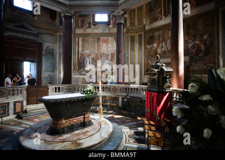 Wichtigsten Mausoleum von der Basilica di San Giovanni in Laterano Kirche Rom, Italien Stockfoto