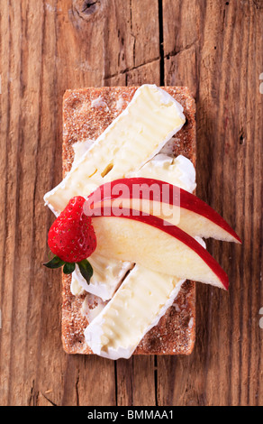 Vollkorn-Roggen-Knäckebrot und Käse Stockfoto