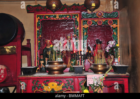 Rot, ornamentale Altar mit 7 taoistische Gottheit Figurinen, von einer schwarzen Trommel zu "die Götter, Man Mo Tempel, Sheung Wan, Hong Kong wake up" Stockfoto