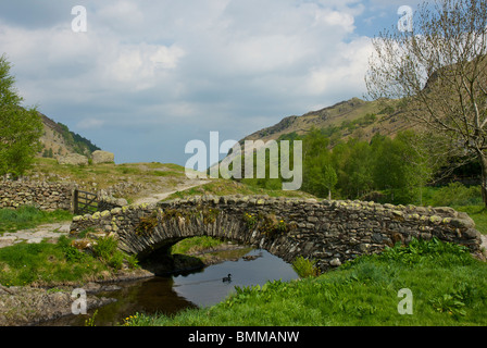 Der Lastesel Brücke, Watendlath, Nationalpark Lake District, Cumbria, England UK Stockfoto