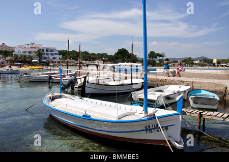 Hölzerne Angelboot/Fischerboot im Hafen, Es Cana, Ibiza, Balearen, Spanien Stockfoto