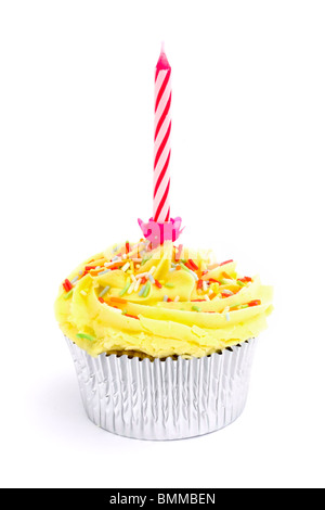 gelbe Cupcake mit Kerze auf einem weißen Hintergrund Stockfoto