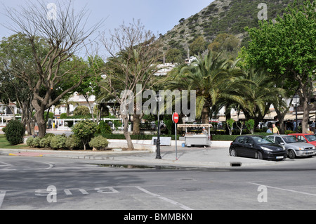 Geschäfte und Restaurants versteckt hinter einer ruhigen, von Bäumen gesäumten Platz in das weiße Dorf Mijas Pueblo, Spanien Stockfoto